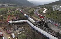 عملية إنقاذ ضحايا تصادم قطارين وسط اليونان الذي أودى بحياة 57 شخصا على الأقل وجرح العشرات