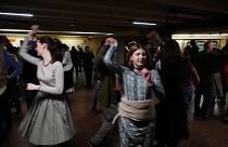 تمرین رقص ساکنان کی‌یف در ایستگاه مترو