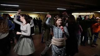 أوكرانيون يرقصون داخل محطة مترو في كييف. 2023/03/01