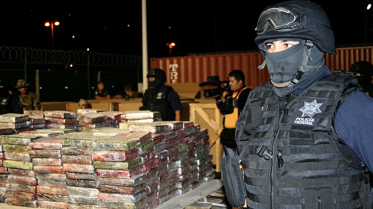 صورة أرشيفية لعناصر شرطة أثناء مصادرتها 23.5 طنًا من الكوكايين في مكسيكو سيتي، المكسيك، 1 نوفمبر 2007. 