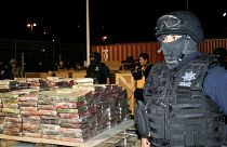 صورة أرشيفية لعناصر شرطة أثناء مصادرتها 23.5 طنًا من الكوكايين في مكسيكو سيتي، المكسيك، 1 نوفمبر 2007. 
