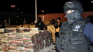 صورة أرشيفية لعناصر شرطة أثناء مصادرتها 23.5 طنًا من الكوكايين في مكسيكو سيتي، المكسيك، 1 نوفمبر 2007.