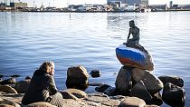 Ρωσική σημαία ζωγραφισμένη στη βάση του αγάλματος της μικρής γοργόνας στην Κοπεγχάγη