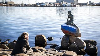 Ρωσική σημαία ζωγραφισμένη στη βάση του αγάλματος της μικρής γοργόνας στην Κοπεγχάγη