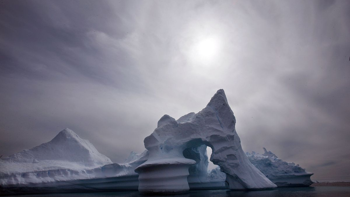صورة أرشيفية لجبل جليدي قبالة جزيرة أماساليك شرقي غرينلاند، 19 يوليو 2007.