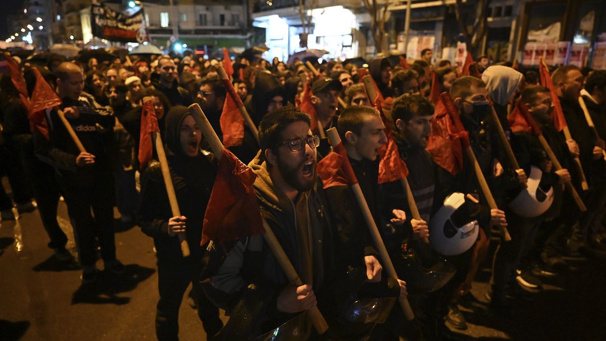 Im ganzen Land fanden Kundgebungen statt, um gegen das schwerste Zugunglück in Griechenland zu protestieren
