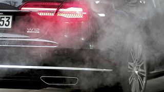 Os fabricantes de automóveis devem reduzir as emissões de automóveis novos em  100%, em 2035