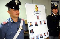 Carabinieri mostram fotos de suspeitos colaboradores do mafioso Mateo Messina Denaro