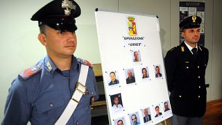 Carabinieri mostram fotos de suspeitos colaboradores do mafioso Mateo Messina Denaro