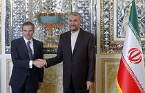 رافائيل غروسي، مدير الوكالة الدولة للطاقة الذرية مع وزير الخارجية الإيراني حسين أمير عبد اللهيان أثناء زيارة إلى طهران عام 2022