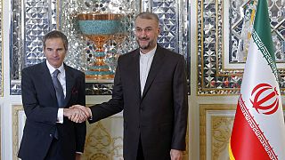 رافائيل غروسي، مدير الوكالة الدولة للطاقة الذرية مع وزير الخارجية الإيراني حسين أمير عبد اللهيان أثناء زيارة إلى طهران عام 2022