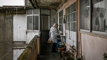 فرانسيسكا شاغاس، 75 عامًا، وصلت إلى منزلها في مبنى عاشت فيه لأكثر من 40 عامًا في تشيلاس في لشبونة في 20 فبراير 2023