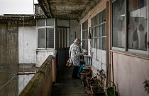 فرانسيسكا شاغاس، 75 عامًا، وصلت إلى منزلها في مبنى عاشت فيه لأكثر من 40 عامًا في تشيلاس في لشبونة في 20 فبراير 2023