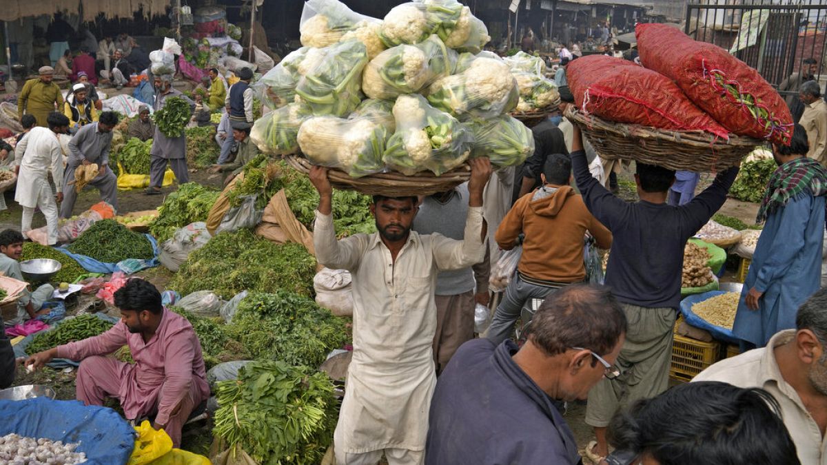 سوق للفاكهة والخضروات في مدينة لاهور الباكستانية