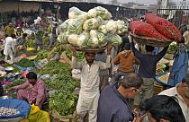 سوق للفاكهة والخضروات في مدينة لاهور الباكستانية
