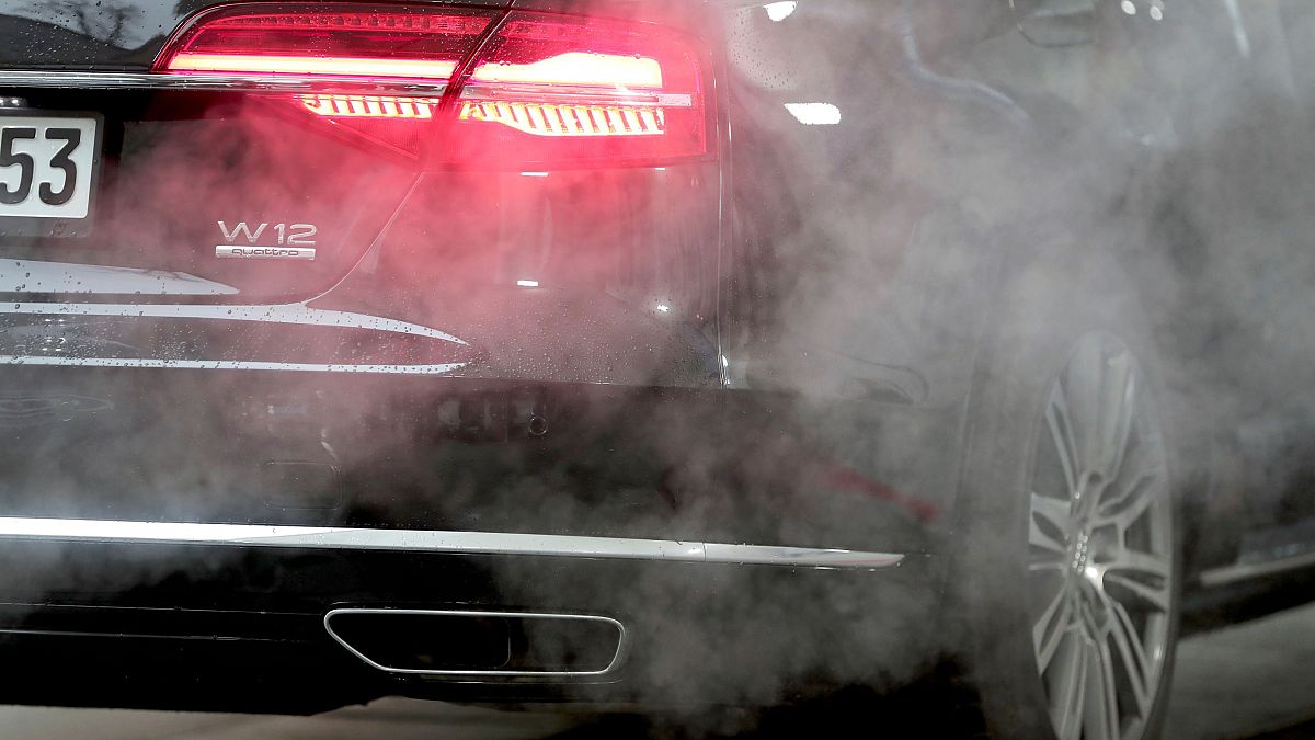 سيارة أودي محاطة بغازات ملوثة في برلين. 2019/11/20