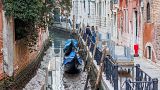 Im Januar und Februar sinkt der Wasserstand in den Kanälen von Venedig in der Regel für ein paar Tage.