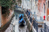 Durante los meses de enero y febrero, suele haber un periodo de unos días en el que baja el nivel del agua de los canales de Venecia.