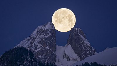 ماه کامل در پشت کوه‌ها