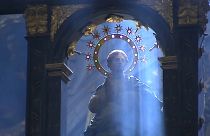 ضوء ينعكس على تمثال مريم العذراء في كاتدرائية وشقة الإسبانية