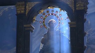 ضوء ينعكس على تمثال مريم العذراء في كاتدرائية وشقة الإسبانية