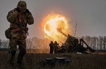 سربازان اوکراینی در حال شلیک به سوی مواضع روسیه در نزدیکی باهموت
