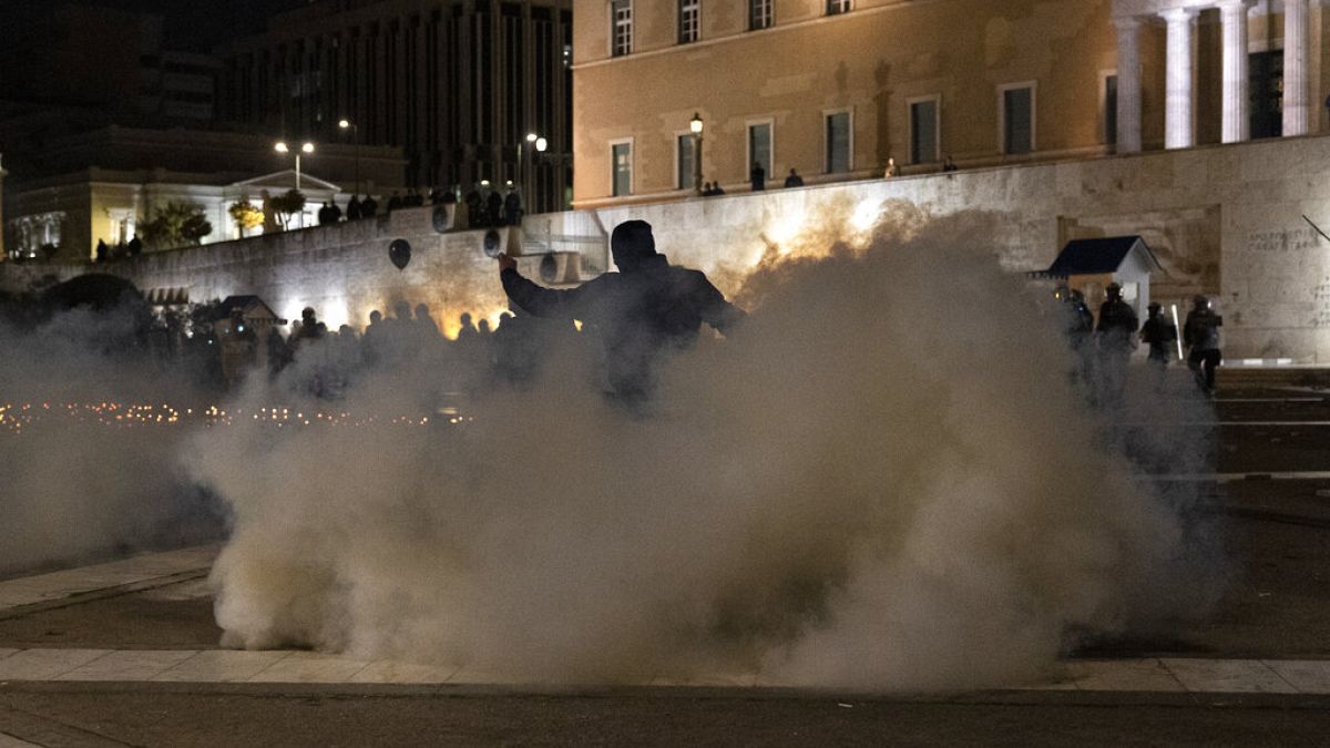 Houve confrontos entre a polícia e os manifestantes em frente ao Parlamento grego