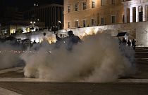 Houve confrontos entre a polícia e os manifestantes em frente ao Parlamento grego
