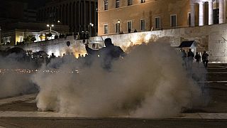 Houve confrontos entre a polícia e os manifestantes em frente ao Parlamento grego