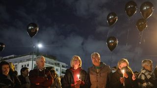 Πολίτες κρατούν αναμένα κεριά και μαύρα μπαλόνια κατά τη διάρκεια συγκέντρωσης διαμαρτυρίας μπροστά στη Βουλή στην Αθήνα, για το πολύνεκρο σιδηροδρομικό δυστύχημα στα Τέμπη