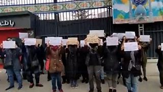 اعتراض به موج مسمومیت دانش‌آموزان در ایران