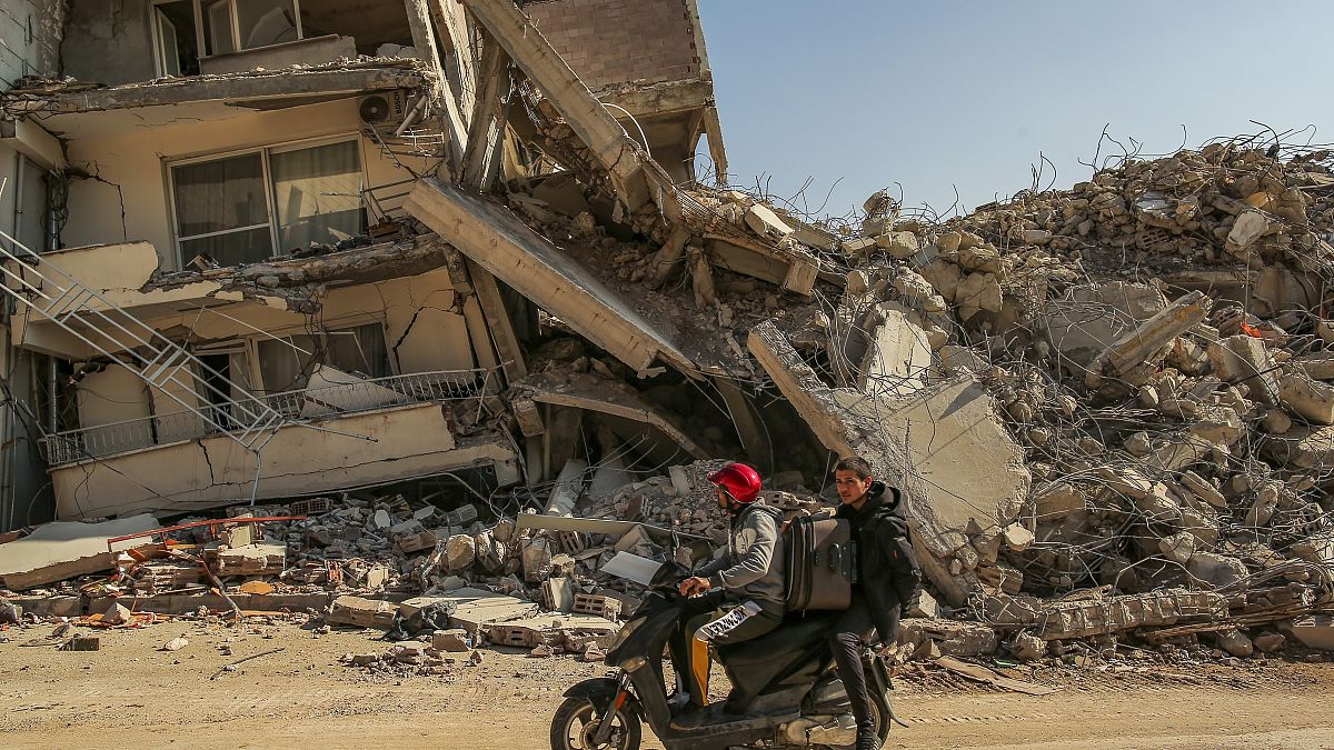 Συντρίμμια από τους φονικούς σεισμούς στη Συρία