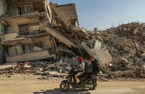Συντρίμμια από τους φονικούς σεισμούς στη Συρία