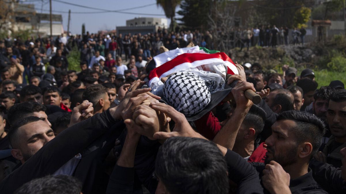 En Azoun, Cisjordania cientos de palestinos lloraron en el funeral de un adolescente de 15 años, que murió por disparos de las fuerzas israelíes el jueves. 