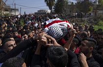 En Azoun, Cisjordania cientos de palestinos lloraron en el funeral de un adolescente de 15 años, que murió por disparos de las fuerzas israelíes el jueves. 