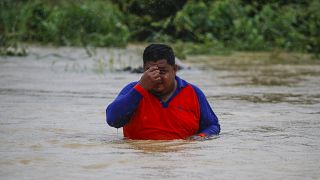 Mellig érő vízben gyalogol egy férfi a malajziai Johor tartománybeli Segamatbban 2023. március 3-án