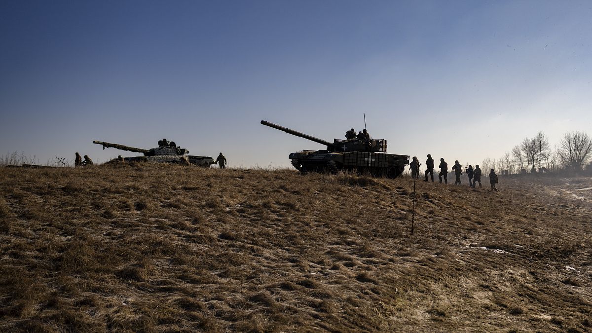 A 3. ukrán vasdandár katonái gyakorlatoznak a kelet-ukrajnai Harkiv közelében 2023. február 23-án