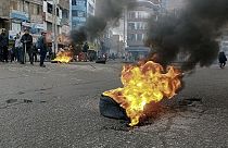 أحرق المحتجون الإطارات في الشوارع