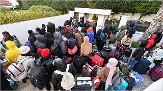 مهاجرون من مالي مع أمتعتهم في رحلة العودة من تونس إلى بلدانهم الأصلية في 4 مارس 2023