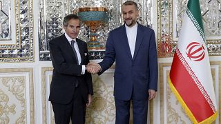 رافائيل ماريانو غروسي  المدير العالم لوكالة الدولية للطاقة الذرية  ووزير الخارجية الإيراني حسين أميرراب اللهيان قبل جولة المحادثات التي عقدت في طهران، 4 مارس/آذار 2023.