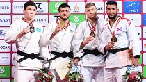 Il podio della categoria -73 Kg uomini. Trionfo uzbeko in Uzbekistan: Murodjon Yuldoshev (il secondo da sinistra), profeta in patria. (Tashkent, 4.3.2023)