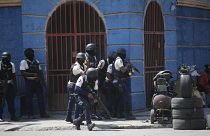 La intervención de la policía en Puerto Príncipe para permitir a los civiles huir de los enfrentamientos