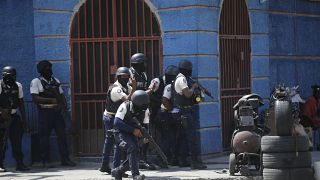 La intervención de la policía en Puerto Príncipe para permitir a los civiles huir de los enfrentamientos 