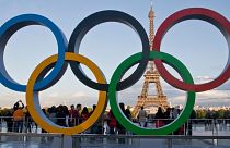 حلقه‌های المپیک مقابل برج ایفل پاریس، میزبان بازی‌های المپیک سال ۲۰۲۴