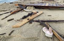 Persönliche Gegenstände im Wrack des gekenterten Bootes, das an einem Strand in der Nähe von Cutro angeschwemmt wurde.