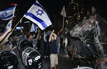 Tüntetők a lovasrendőrök ellen Tel-Avivban