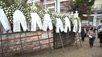 Docenas de personas se reunieron en la localidad de Giannitsa para asistir al funeral de Ifigenia Mitska, de 23 años, pasajera de uno de los trenes implicados en el accidente
