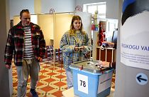 Varias personas caminan para depositar su voto en un colegio electoral durante las elecciones parlamentarias en Tallin, Estonia, el viernes 3 de marzo de 2023.
