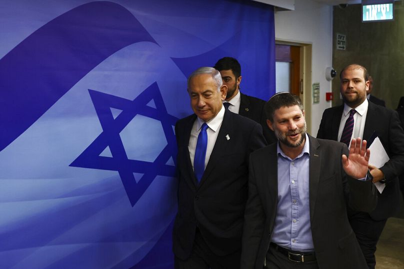 Archivo: El primer ministro israelí, Benjamín Netanyahu, y el ministro de Finanzas, Bezalel Smotrich, asisten a una reunión de gabinete en Jerusalén.