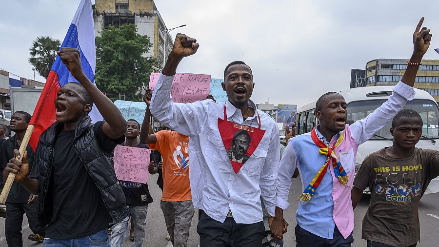 RDC : des dizaines de jeunes manifestent à Kinshasa contre la venue du  président Macron